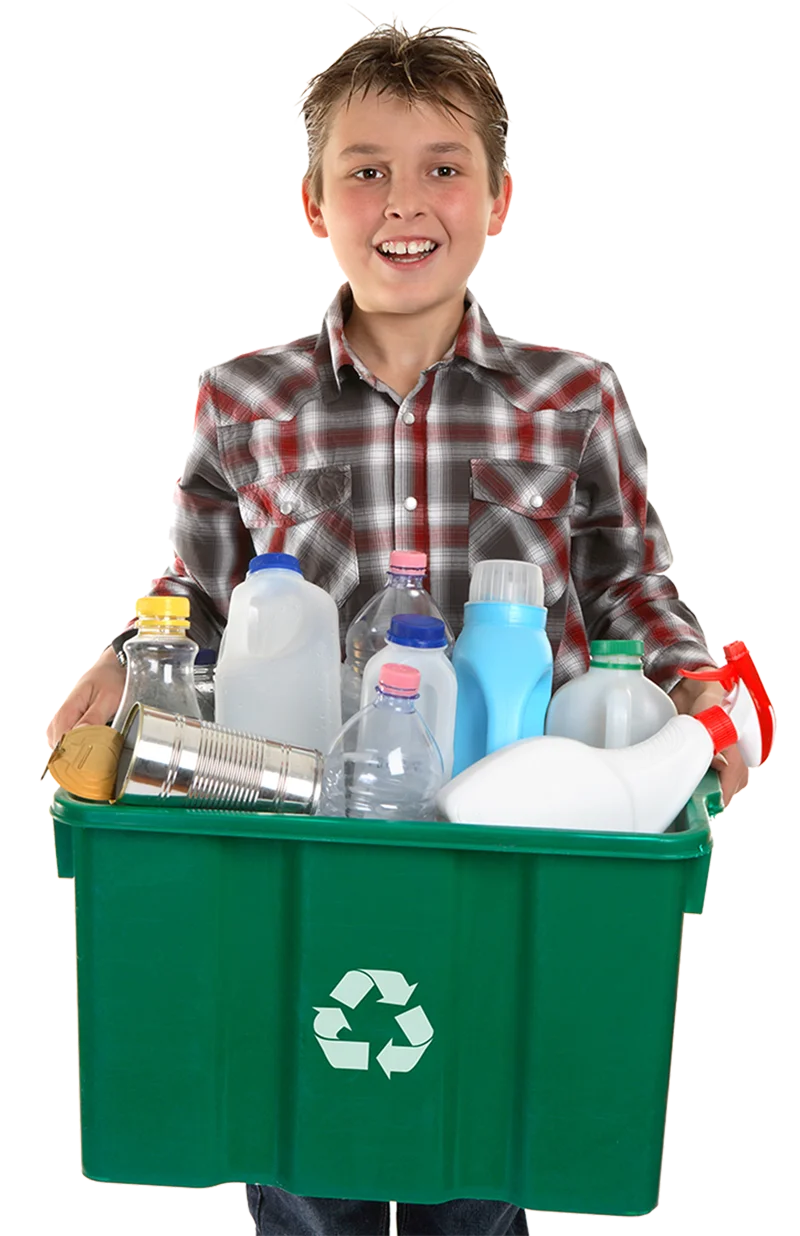 niño reciclando